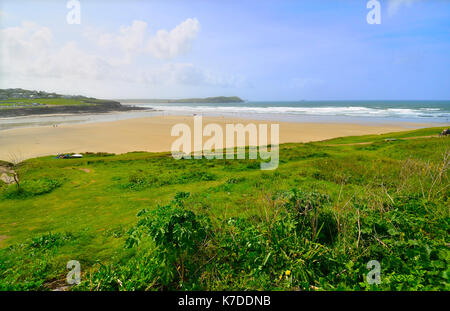 Der Surfstrand Polzeath bei Ebbe.Polzeath ist ein kleiner Badeort in Cornwall, England, Großbritannien Stockfoto