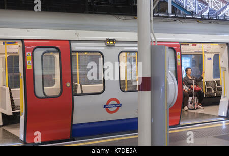 U-Bahnstation, London - September 7, 2017: London Zug in der U-Bahn Station am 7. September 2017 in London, Vereinigtes Königreich Stockfoto