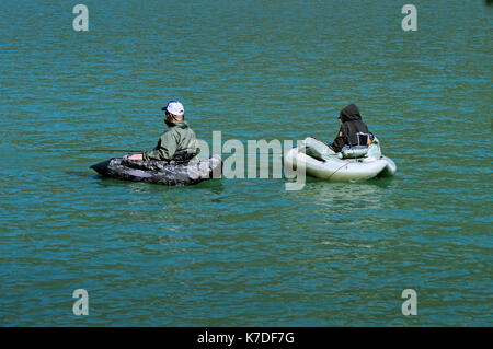 Zwei Fischer im float-Rohre auf einem See in der Provence Stockfoto
