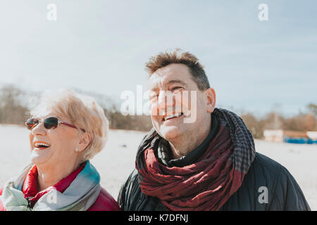 Glückliches Paar am Strand Stockfoto
