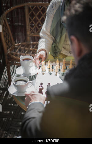 Hohe Betrachtungswinkel von Paar Schach spielen Stockfoto