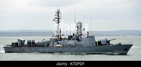 AJAXNETPHOTO. 1. MAI 2015. PORTSMOUTH, ENGLAND. -KALTER KRIEG-VETERANEN-BESUCH - DEUTSCHE MARINE GEPARD SCHNELLEN ANGRIFF HANDWERK TYP 143A FRETTCHEN (P6126) VON DER 7. SCHNELLE PATROUILLE BOOT GESCHWADER EINGABE PNB. SCHIFFE WURDEN LETZTEN DES TYPS IN DEN 1990ER JAHREN, BEWAFFNET MIT EXOCET ANTI-SCHIFF-RAKETEN FÜR DECOMISSION IM JAHR 2020 GEBAUT. FOTO: TONY HOLLAND/AJAX REF: DTH150105 37863 Stockfoto