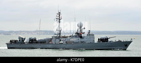 AJAXNETPHOTO. 1. MAI 2015. PORTSMOUTH, ENGLAND. -KALTER KRIEG-VETERANEN-BESUCH - DEUTSCHE MARINE GEPARD SCHNELLEN ANGRIFF HANDWERK TYP 143A HERMELIN (P6123) VON DER 7. SCHNELLE PATROUILLE BOOT GESCHWADER EINGABE PNB. SCHIFFE WURDEN LETZTEN DES TYPS IN DEN 1990ER JAHREN, BEWAFFNET MIT EXOCET ANTI-SCHIFF-RAKETEN FÜR DECOMISSION IM JAHR 2020 GEBAUT. FOTO: TONY HOLLAND/AJAX REF: DTH150105 37849 Stockfoto