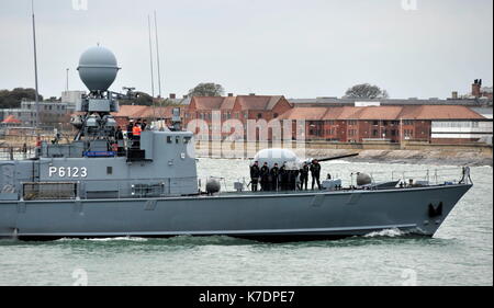 AJAXNETPHOTO. 1. MAI 2015. PORTSMOUTH, ENGLAND. -KALTER KRIEG-VETERANEN-BESUCH - DEUTSCHE MARINE GEPARD SCHNELLEN ANGRIFF HANDWERK TYP 143A HERMELIN (P6123) VON DER 7. SCHNELLE PATROUILLE BOOT GESCHWADER EINGABE PNB. SCHIFFE WURDEN LETZTEN DES TYPS IN DEN 1990ER JAHREN, BEWAFFNET MIT EXOCET ANTI-SCHIFF-RAKETEN FÜR DECOMISSION IM JAHR 2020 GEBAUT. FOTO: TONY HOLLAND/AJAX REF: DTH150105 37854 Stockfoto