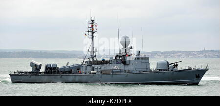 AJAXNETPHOTO. 1. MAI 2015. PORTSMOUTH, ENGLAND. -KALTER KRIEG-VETERANEN-BESUCH - DEUTSCHE MARINE GEPARD SCHNELLEN ANGRIFF HANDWERK TYP 143A HYAENE (P6130) VON DER 7. SCHNELLE PATROUILLE BOOT GESCHWADER EINGABE PNB. SCHIFFE WURDEN LETZTEN DES TYPS IN DEN 1990ER JAHREN, BEWAFFNET MIT EXOCET ANTI-SCHIFF-RAKETEN FÜR DECOMISSION IM JAHR 2020 GEBAUT. FOTO: TONY HOLLAND/AJAX REF: DTH150105 37877 Stockfoto