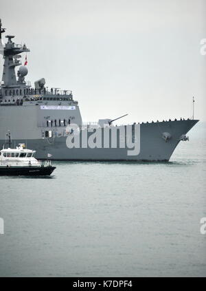 AJAXNETPHTO. - 03. NOVEMBER 2015. PORTSMOUTH, England. - ROKS (REPUBLIK KOREA) ZERSTÖRER KAM GAM CHAN feuerte 21 GUN SALUTE BEI DER ANKUNFT AM PNB. Foto: TONY HOLLAND/AJAX REF; DTH 150311 39876 Stockfoto