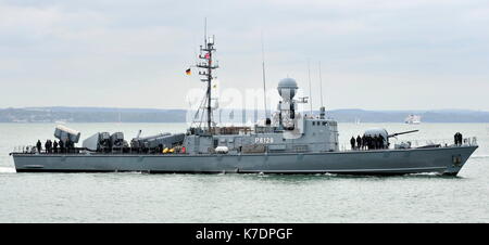 AJAXNETPHOTO. 1. MAI 2015. PORTSMOUTH, England. Nach dem Ende des Kalten Krieges Veteranen besuchen - DEUTSCHE MARINE GEPARD FAST ATTACK CRAFT ART 143A WIESAL (P 6129) DES 7. SCHNELLE PATROUILLENBOOT SQUADRON EINGABE PNB. Schiffe WURDEN ZULETZT VOM TYP GEBAUT IN DEN 90ER JAHREN bewaffnet mit EXOCET Anti-schiffs-Raketen für DECOMISSION IN 2020. Foto: TONY HOLLAND/AJAX REF: DTH 150105 37918 Stockfoto