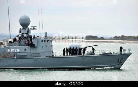 AJAXNETPHOTO. 1. MAI 2015. PORTSMOUTH, ENGLAND. -KALTER KRIEG-VETERANEN-BESUCH - DEUTSCHE MARINE GEPARD SCHNELLEN ANGRIFF HANDWERK TYP 143A WIESAL (P6129) VON DER 7. SCHNELLE PATROUILLE BOOT GESCHWADER EINGABE PNB. SCHIFFE WURDEN LETZTEN DES TYPS IN DEN 1990ER JAHREN, BEWAFFNET MIT EXOCET ANTI-SCHIFF-RAKETEN FÜR DECOMISSION IM JAHR 2020 GEBAUT. FOTO: TONY HOLLAND/AJAX REF: DTH150105 37920 Stockfoto