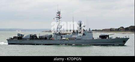 AJAXNETPHOTO. 1. MAI 2015. PORTSMOUTH, ENGLAND. -KALTER KRIEG-VETERANEN-BESUCH - DEUTSCHE MARINE GEPARD SCHNELLEN ANGRIFF HANDWERK TYP 143A ZOBEL (P6125) VON DER 7. SCHNELLE PATROUILLE BOOT GESCHWADER EINGABE PNB. SCHIFFE WURDEN LETZTEN DES TYPS IN DEN 1990ER JAHREN, BEWAFFNET MIT EXOCET ANTI-SCHIFF-RAKETEN FÜR DECOMISSION IM JAHR 2020 GEBAUT. FOTO: TONY HOLLAND/AJAX REF: DTH150105 37890 Stockfoto