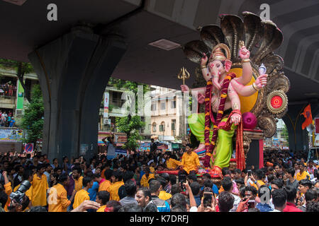 Das Bild der Ganpati oder Elefant unter der Leitung Herrn auf dem Weg an lalbaug zu eintauchen. Mumbai, Indien Stockfoto