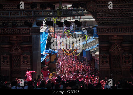 Das Bild der Devotees tanzen für Ganpati oder Elefant unter der Leitung Herrn auf dem Weg an lalbaug zu eintauchen. Mumbai, Indien Stockfoto