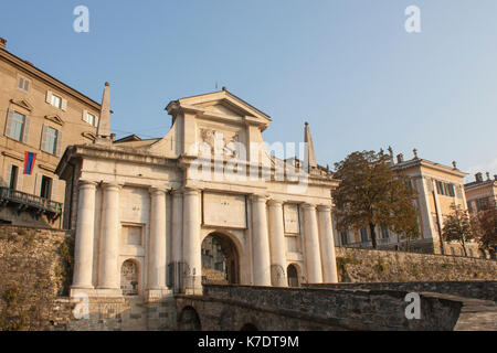 Bergamo - Alte Stadt (Città Alta). Eine der schönen Stadt in Italien. Lombardia. Landschaft auf das alte Tor "Porta San Giacomo während ein wunderbares b Stockfoto