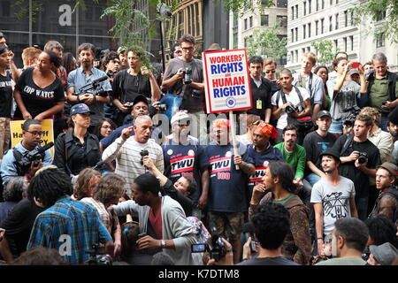 Mitglieder der Gewerkschaft der Transportarbeiter melden Sie Bewegung der 'Besetzt die Wall Street" im Liberty Plaza, New York, Sept. 30, 2011. Eine Reihe von Gewerkschaften haben c Stockfoto