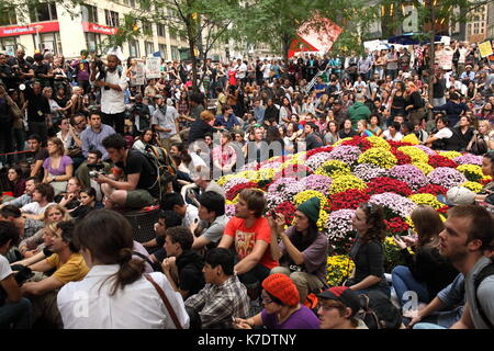 Menschenmassen versammeln sich bei der Bewegung der 'Besetzt die Wall Street" im Liberty Plaza, New York, Sept. 30, 2011. Stockfoto