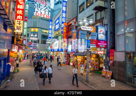 Tokio, Japan, 28. Juni - 2017: Menschenmenge in der Einkaufsstraße in der Nähe von Shibuya, ist einer der buntesten und besetzt in Tokio, Stadtviertel, in dem sich Geschäfte, Restaurants und Nachtclubs verpackt Stockfoto