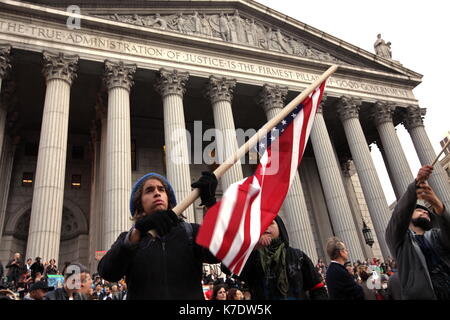 Demonstranten und Anhänger der Bewegung "Occupy Wall Street' versammelt sich vor der New York County Supreme Court am Foley Square in New York auf Stockfoto