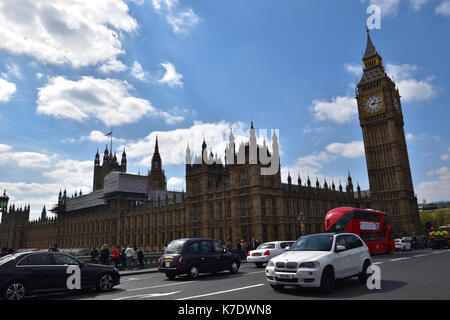 Im Palast von Westminster in London ist eine der kultigsten Regierung Gebäude weltweit. Mit Big Ben und Bus vor es ist eine grosse Reise pic Stockfoto