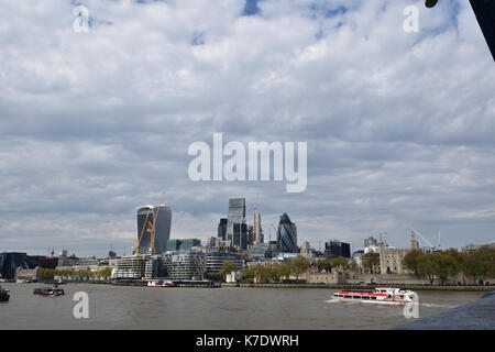 Die Skyline von London City, die Hauptstadt von England. Mit in der Ferne die Gurke, die wo das Finanzviertel liegt. Stockfoto