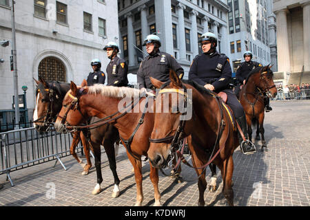 Montiert NYPD officers Sammeln außerhalb der New York Stock Exchange als Veteranen der US-Militärs, die in Richtung Zuccotti Park in Ne marschierten konfrontieren Stockfoto