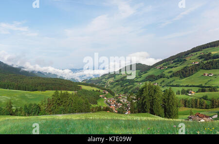 Dorf in den Dolomiten in Italien Stockfoto