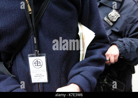 Ein National Lawyers Guild Mitglied beobachtet die Besetzt die Wall Street Protest an der Wall Street in New York am 17. November 2011. Stockfoto