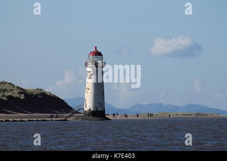 Alternative Ansicht von Talacre Lighthouse vom Boot aus auf die Ansätze der Fluss Dee Estuary mit einem Hintergrund Blick auf den blauen Himmel, Dünen und Berge Stockfoto