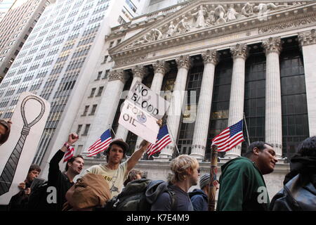 Anhänger der Bewegung "Besetzt die Wall Street" versammeln sich an der Wall Street wie sie protestieren Finanzsektor Gier, Regierung Mitschuld und Konsumismus auf Se Stockfoto