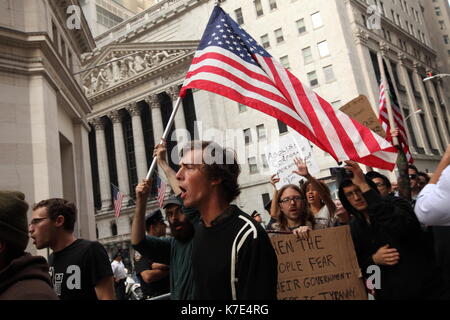 Anhänger der Bewegung Protest der "Besetzt die Wall Street vor der New York Stock Exchange am 21. September 2011. Die Proteste sind Teil einer Ong Stockfoto