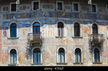 Fresken an den Fall Cazuffi-Rella, ein Palazzo aus dem 16. Jahrhundert an der Piazza Duomo in Trient, Trentino, Italien Stockfoto