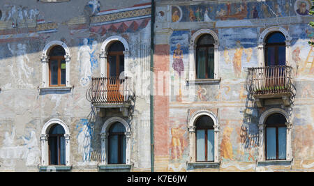 Fresken an den Fall Cazuffi-Rella, ein Palazzo aus dem 16. Jahrhundert an der Piazza Duomo in Trient, Trentino, Italien Stockfoto