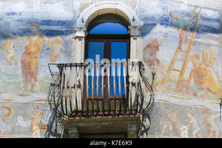 Fresken an den Fall Cazuffi-Rella, ein Palazzo aus dem 16. Jahrhundert an der Piazza Duomo in Trient, Trentino, Italien Stockfoto