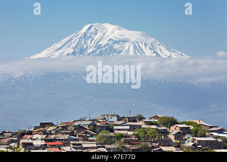 Dorfhäuser mit Mt Ararat im Hintergrund in Armenien. Stockfoto