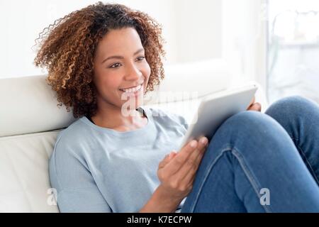 Mitte der erwachsenen Frau mit digitalen Tablet. Stockfoto