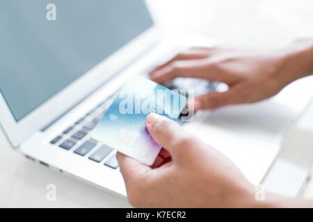 Frau mit Kreditkarte und Laptop. Stockfoto