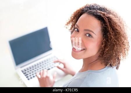 Mitte Erwachsene Frau mit Laptop. Stockfoto