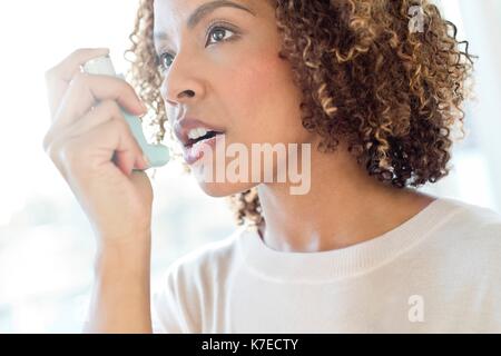 Mitte der erwachsenen Frau mit Inhalator. Stockfoto