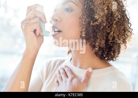 Mitte der erwachsenen Frau mit Inhalator. Stockfoto