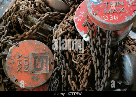 Kettenzüge, Rost im E B Eddy Papierfabrik Komplex in Ottawa, Kanada, die geschlossen wurden, seit 2007. Stockfoto