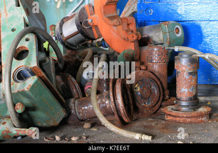 Verworfen Komponenten aus einem Papier Wickelmaschine im E B Eddy Papierfabrik Komplex in Ottawa, Kanada, seit 2007 geschlossen. Stockfoto