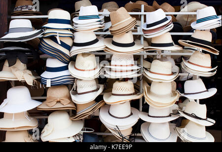 Viele verschiedene Männliche und weibliche Strohhüte angezeigt außerhalb einer Straße Shop an der Küste im Sommer Stockfoto