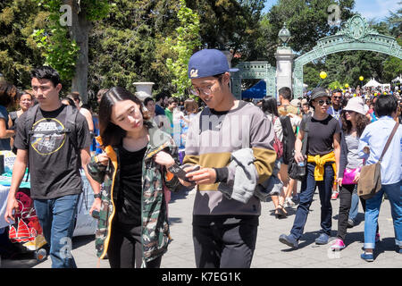 Massen von Studenten an der Universität von Kalifornien Berkeley Campus während eine Feder wie Cal Tag der offenen Tür bekannt. Stockfoto