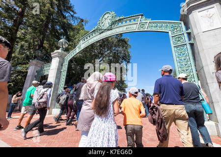 Universität von Kalifornien Berkeley Alumni, Studierende und Besucher auf dem Campus für Cal Tag, das jährliche Open House, dargestellt durch die berühmten Sather Gate. Stockfoto