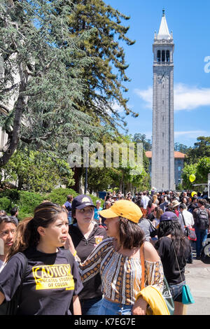 BERKELEY, Ca - Apr 16, 2016: Student an der Universität von Kalifornien Berkeley trägt ein T-Shirt mit den Worten "Vorsicht: ausgebildete Schüler von Farbe. Stockfoto