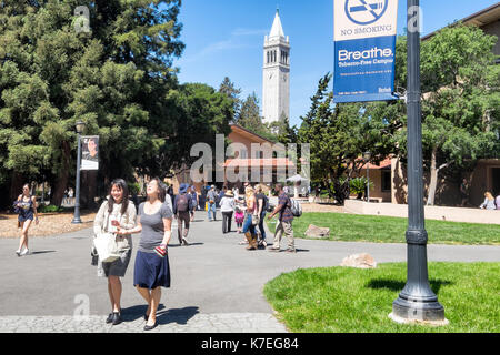 Universität von Kalifornien in Berkeley. Zeichen bezeichnet den Campus als 100% Tabak - kostenlos. 474 Schulen in den USA jetzt Verbot Tabak verwenden, eine wachsende Tendenz. Stockfoto