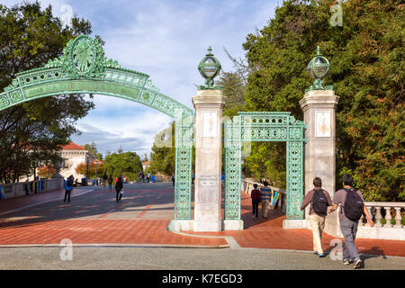 Universität von Kalifornien in Berkeley Haupteingang in den Campus, Sather Gate. Die Schüler werden gezeigt, gehen unter der historische Sehenswürdigkeit Stockfoto