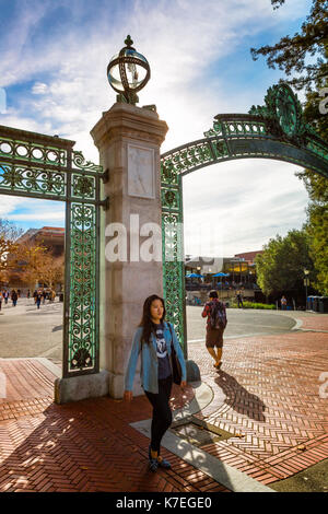 BERKELEY, Ca-Dez 8, 2014: Universität von Kalifornien in Berkeley am Haupteingang in den Campus. Die Schüler werden gezeigt, gehen unter der historischen l Stockfoto