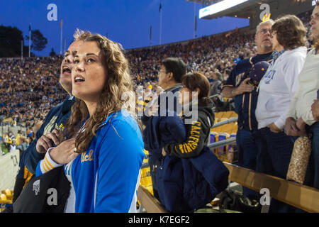 Berkeley, California-Oct. 6, 2012: Leute an einem Abend Fußball Spiel Singen der Nationalhymne, bevor es beginnt. Universität von Kalifornien Berkeley vs UCLA Stockfoto