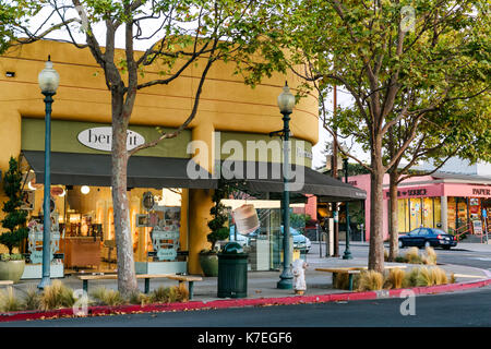 BERKELEY, Ca - Jun 21, 2013: Upscale Einkaufs- und Restaurantviertel an der 4th Street im Westen Berkeley zieht Besucher aus der ganzen Bucht von San Francisco ein Stockfoto