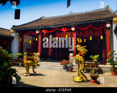 HOIAN, VIETNAM, September, 04 2017: Nahaufnahme des goldenen Statuen auf der Terrasse im Tempel in Hoian, Vietnam Stockfoto