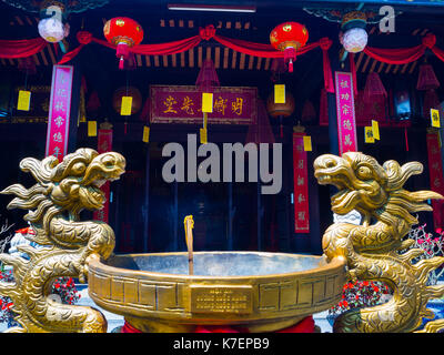 HOIAN, VIETNAM, September, 04 2017: Nahaufnahme des goldenen Statuen auf der Terrasse im Tempel in Hoian, Vietnam Stockfoto